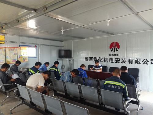 機電安裝公司小保當項目部為職工烹飪安全“雙餐”