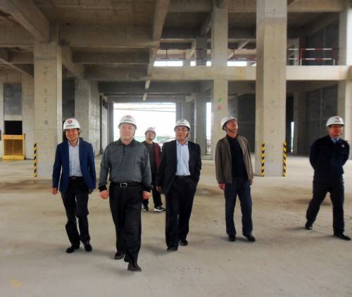 陜煤集團總經理助理、建設集團聯合黨委書記、董事長寧興剛“雙節”期間深入澄合分公司中科遙感工地慰問施工一線的干部職工