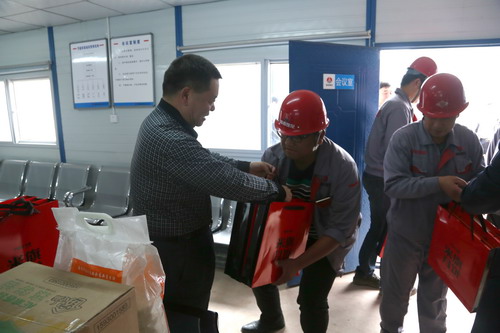 陜煤集團總經理助理、建設集團聯合黨委書記、董事長寧興剛一行深入基層慰問一線員工