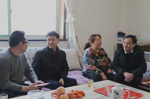 建設(shè)集團(tuán)聯(lián)合黨委副書記、紀(jì)委書記、工會主席侯本英走訪慰問機電安裝公司困難職工