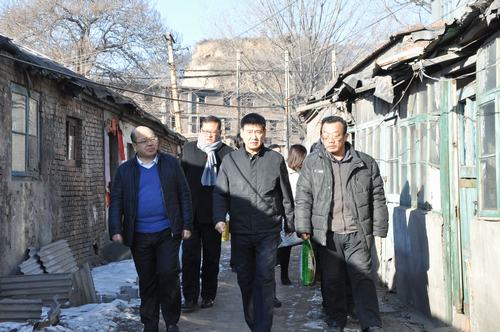 建設(shè)集團(tuán)聯(lián)合黨委副書記、紀(jì)委書記、工會主席侯本英 為韓城分公司困難職工送來春節(jié)祝福