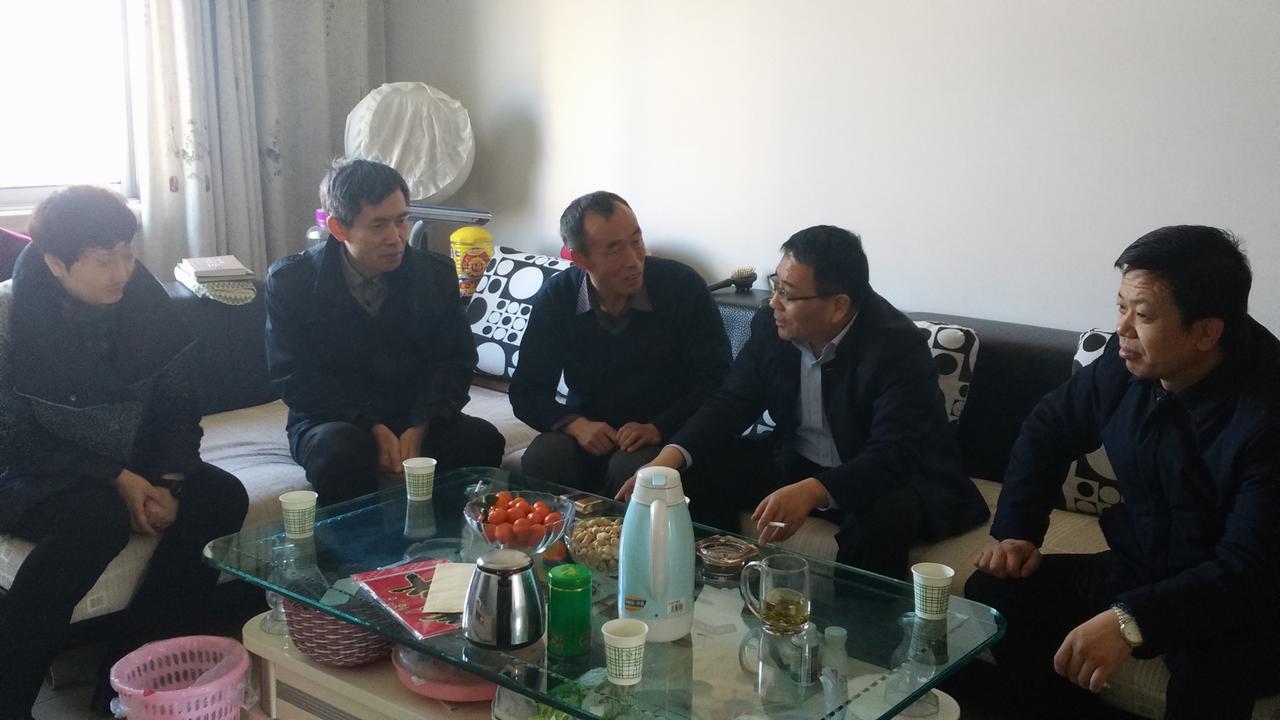 建設集團副總經理王明智慰問礦建三公司困難職工