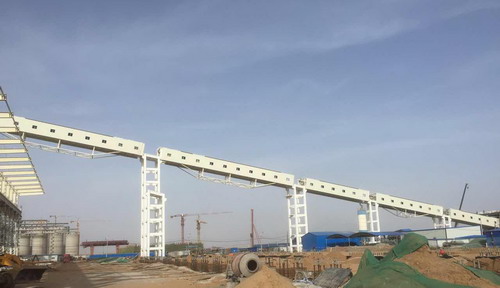 銅川分公司小保當一號主斜井井口房至原煤倉棧橋鋼桁架吊裝順利合攏