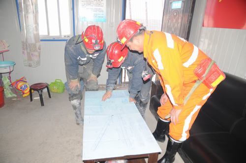 掘進(jìn)公司北翼項(xiàng)目部師帶徒掀起比學(xué)技能新熱潮