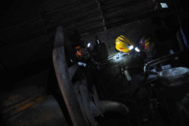 陜煤建設(shè)掘進公司曹家灘項目部多舉措筑牢安全防護墻