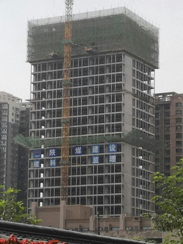 陜煤建設(shè)天工公司雅荷項(xiàng)目部奮力沖刺雅荷中央廣場1、2#樓封頂