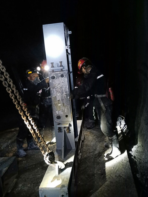 陜煤建設機電安裝公司承建沙梁井下大巷皮帶安裝熱火朝天