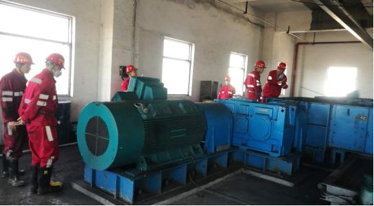 榆北煤業公司總經理石增武深入機電安裝公司施工一線開展調研