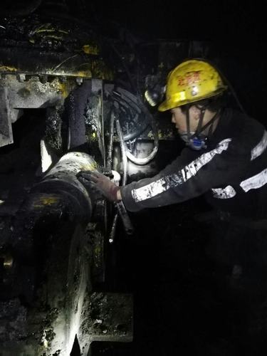 陜煤建設掘進公司:紅柳林項目部輔運巷道標準貫通不留尾