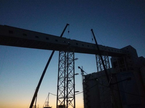 陜煤建設中煤公司：曹家灘礦業4#驅動機房至塊煤倉帶式輸送機棧橋鋼桁架吊裝作業圓滿結束
