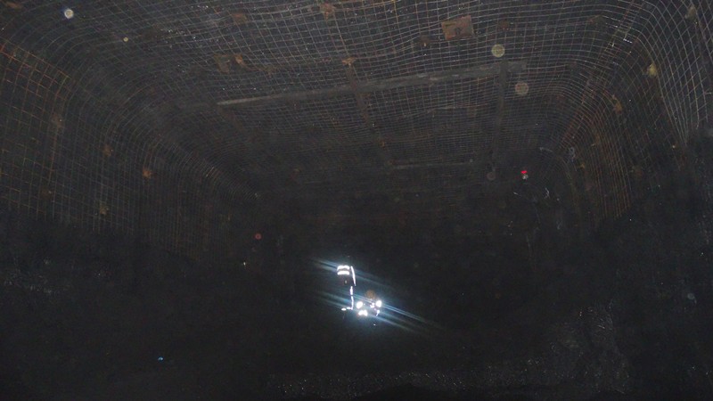 陜煤建設礦建三公司曹家灘項目部2-2煤回風大巷9#回風聯絡巷順利貫通