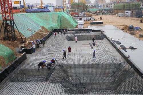 陜煤建設(shè)銅煤公司金地華府1#-8#樓項(xiàng)目雨中“會戰(zhàn)”熱度不降溫