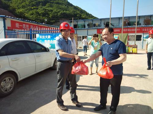 工程建設忙  業主單位送“清涼”