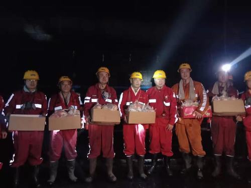 榆北曹家灘礦業(yè)公司主要領(lǐng)導(dǎo)慰問陜煤建設(shè)掘進公司一線職工