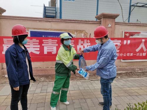 學(xué)雷鋒、展風(fēng)采，爭(zhēng)做最美青年“戰(zhàn)疫人”