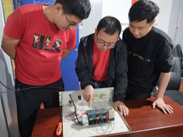 陜煤建設(shè)洗選煤運(yùn)營(yíng)公司檸條塔運(yùn)營(yíng)項(xiàng)目部:廢舊電箱巧變“練兵場(chǎng)” 導(dǎo)師帶徒實(shí)操出奇招