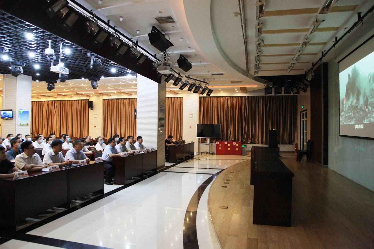 陜煤建設(shè)組織觀看“安全生產(chǎn)月”宣傳教育片