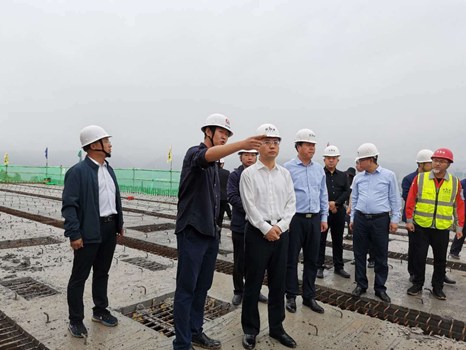 彬州市委書記鐘偉蒞臨銀西高鐵彬州東站前廣場項目檢查指導工作