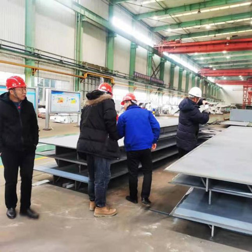 陜煤建設機電安裝公司對西卓礦主井井架加工現場監造