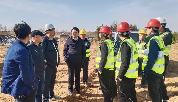 榆林科創(chuàng)新城建設(shè)有限公司總經(jīng)理常應(yīng)宏一行蒞臨科創(chuàng)新城市政一期工程N(yùn)1項(xiàng)目經(jīng)理部檢查指導(dǎo)工作