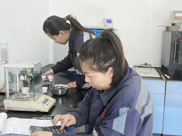 紅粉不嫌靛衣染,精測細析黑金成