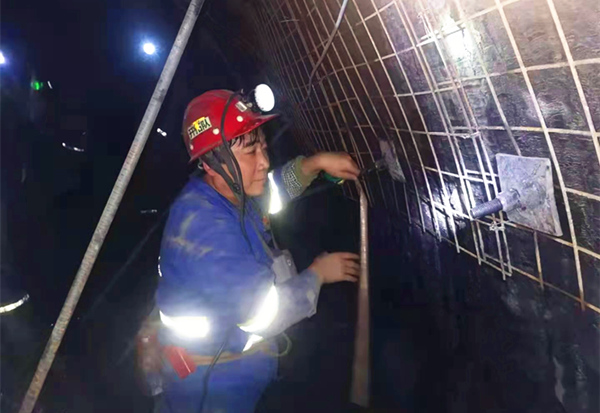 奉獻(xiàn)不言苦，追求無止境