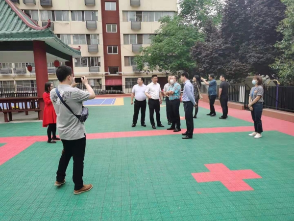 國(guó)務(wù)院住建部領(lǐng)導(dǎo)蒞臨陜煤建設(shè)老舊小區(qū)改造項(xiàng)目部光明小區(qū)指導(dǎo)工作