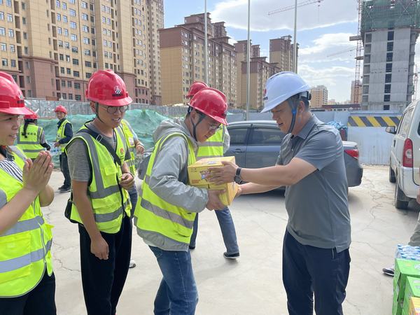 陜煤建設銅煤公司：心系職工辦實事?夏送清涼助生產