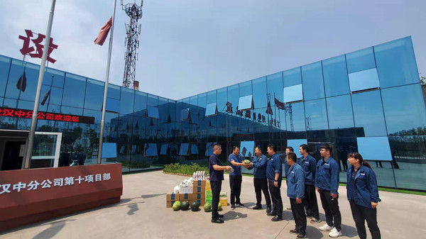 夏日送清涼 關愛到一線