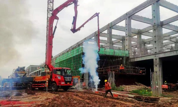 陜煤建設(shè)渭南分公司南京金龍純電動(dòng)商用車建設(shè)項(xiàng)目首個(gè)超危大整體鋼平臺液壓提模工程施工順利開工