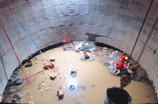 陜煤建設(shè)礦建三公司天山勝利隧道2號通風(fēng)豎井打響項(xiàng)目建設(shè)“第一炮”