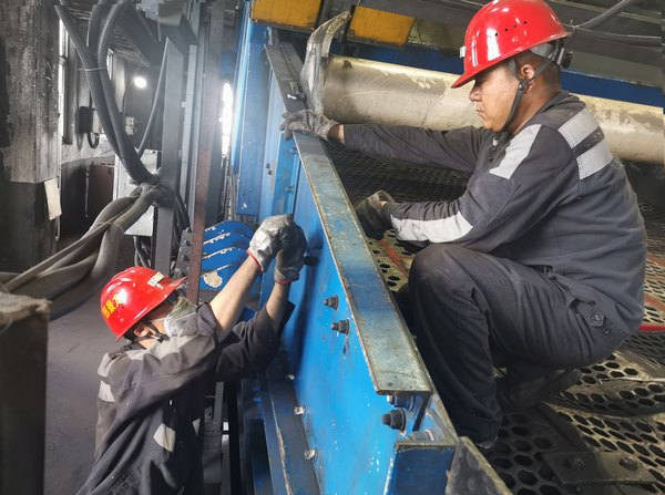 陜煤建設洗選煤運營公司澄合山陽運營項目部：伏天“烤”驗不斷 “汗”衛運維安全