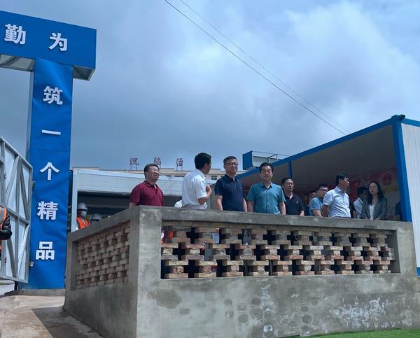 陜煤集團總經理助理、戰略規劃委主任宋世杰一行蒞臨陜煤建設銅煤公司承建的王石凹游客服務中心項目檢查指導工作