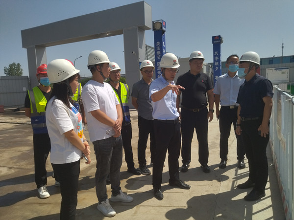 灃西新城黨委委員、管委會副主任薄磊一行蒞臨陜煤建設咸陽分公司承建的灃西新城第五學校項目調研指導工作