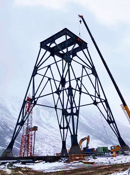 陜煤建設礦建三公司天山勝利隧道2-2通風豎井井架主體安裝完畢
