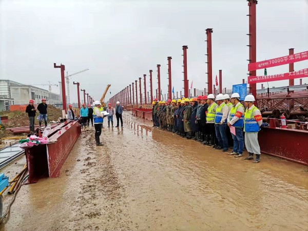 陜煤建設渭南分公司承建的南京金龍純電動商用車建設項目總裝車間7萬平米超危大網架工程順利頂升