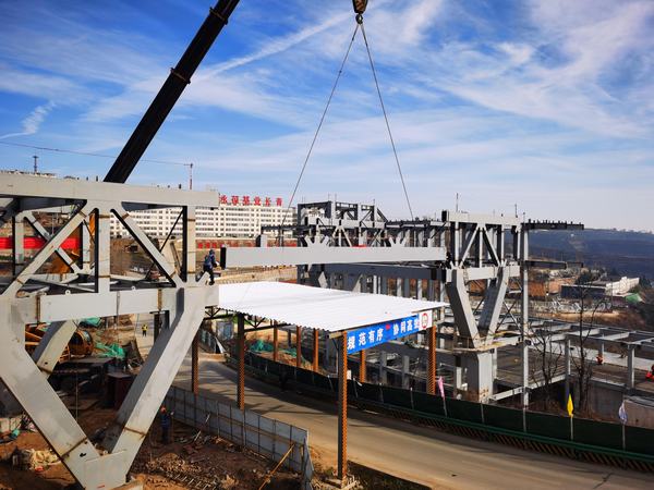 陜煤建設(shè)銅煤公司第三項目部承建的王石凹工業(yè)遺址項目游客服務(wù)中心跨縣道廊橋順利合攏