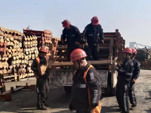 陜煤建設機電安裝公司神府項目部25212順槽膠帶機順利入井