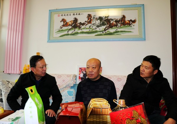 陜煤建設(shè)澄合分公司黨政領(lǐng)導(dǎo)春節(jié)前夕慰問困難職工
