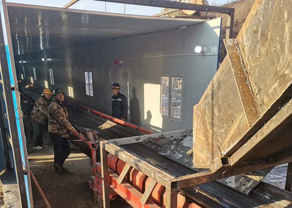 陜煤建設礦建三公司崔木項目皮帶排矸系統試運行成功