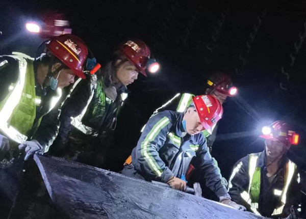 陜煤建設機電安裝公司：提前6天完成膠運順槽帶式輸送機安裝工程