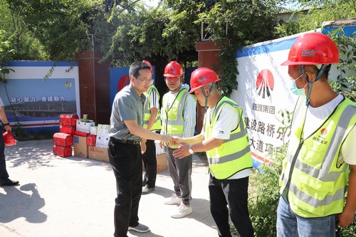 贠公法深入西咸新區項目部慰問一線“送清涼”