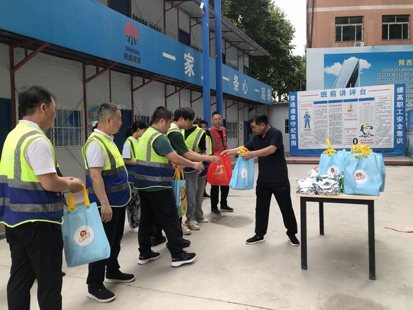 陜煤建設韓城分公司開展“送清涼進一線，為職工辦實事”活動