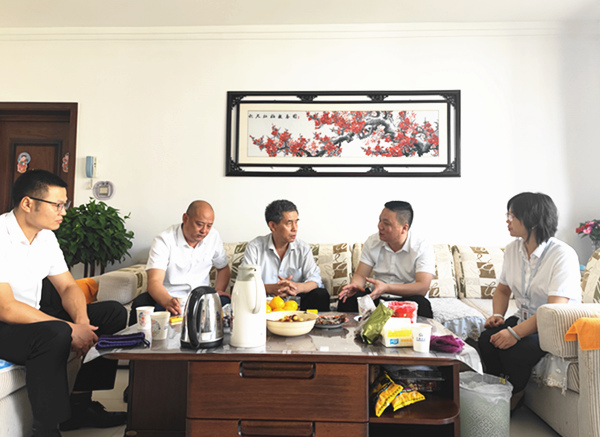 陜煤建設礦建三公司開展中秋節前走訪慰問活動