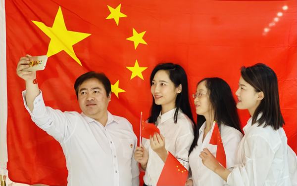 陜煤建設項目開發公司：“與國旗合影，身披榮光 ”