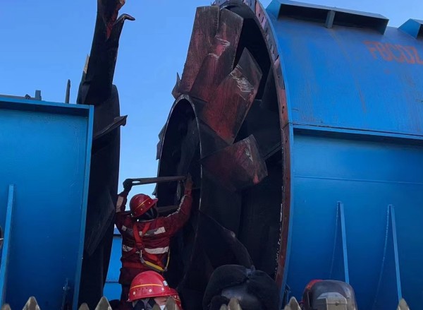 陜煤建設機電安裝公司曹家灘項目部更換葉輪“迎風而上”