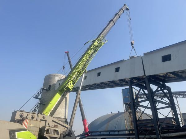 陜煤建設韓城分公司安全高效完成下峪口煤礦洗煤廠皮帶架空走廊棧橋吊裝工程