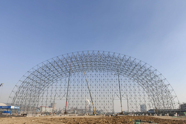 陜煤建設漢中分公司龍鋼一次料場項目首個大跨度鋼構網架施工順利推進