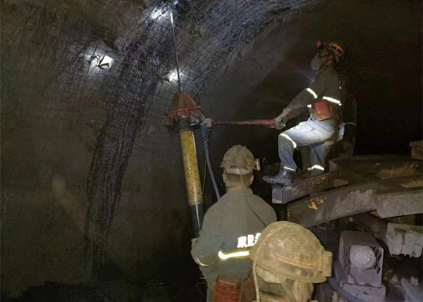 陜煤建設礦建三公司雙龍項目部116運輸順槽機頭硐室與運輸大巷順利貫通