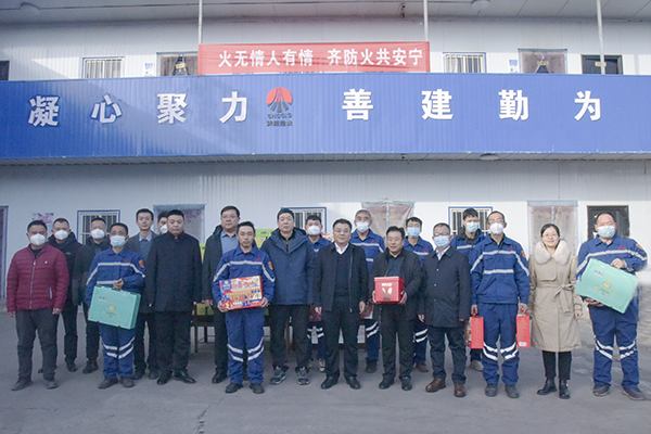 情系一線   共度佳節